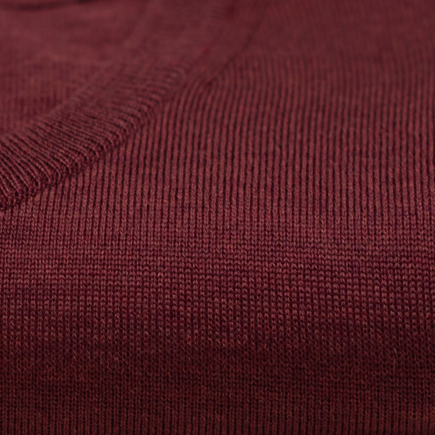 Rund hals genser i merinoull, mørkerød melert MC235
