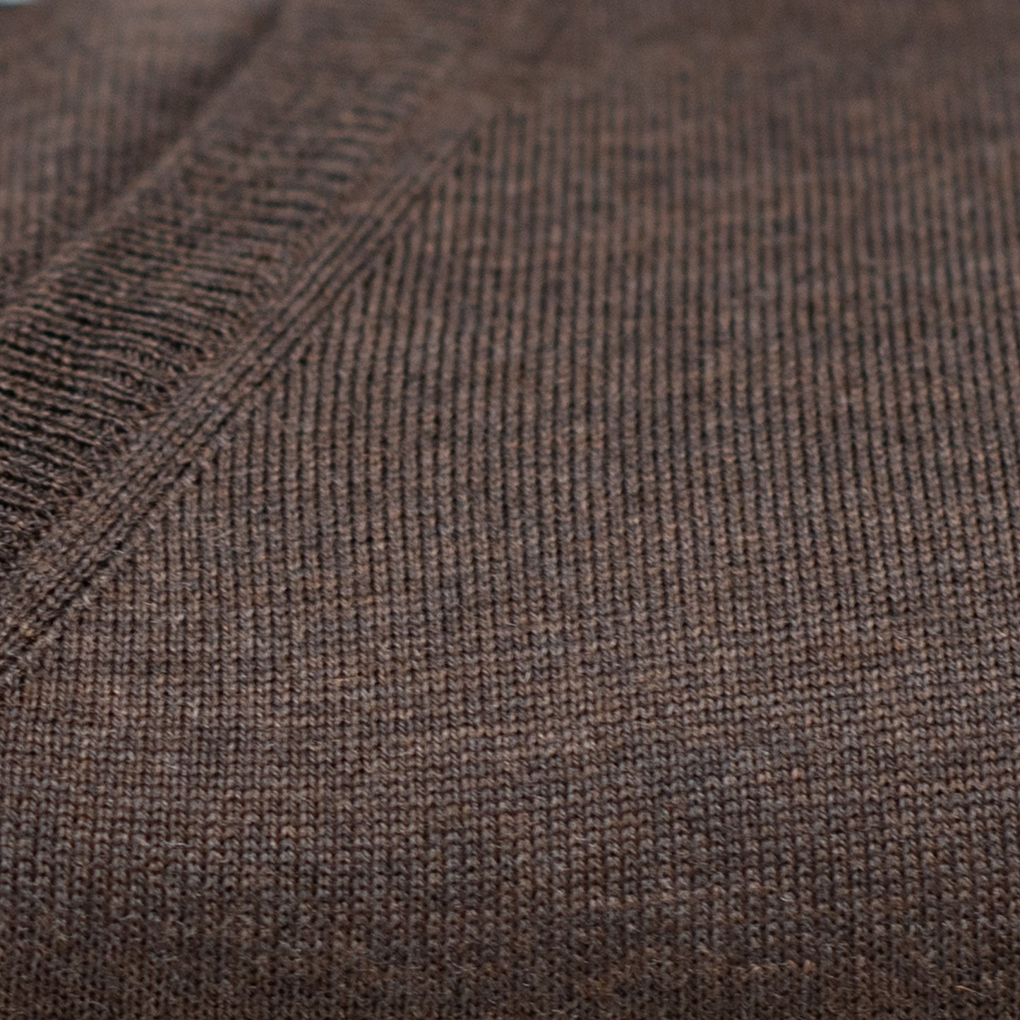 V-hals genser i merinoull, mørkebrun MV202