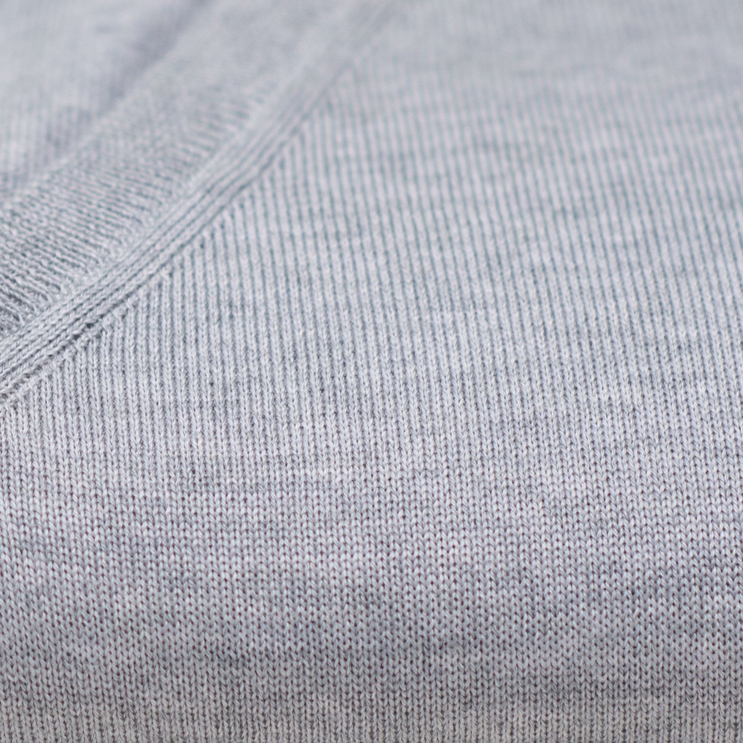 V-hals genser i merinoull, lysegrå melert MV232