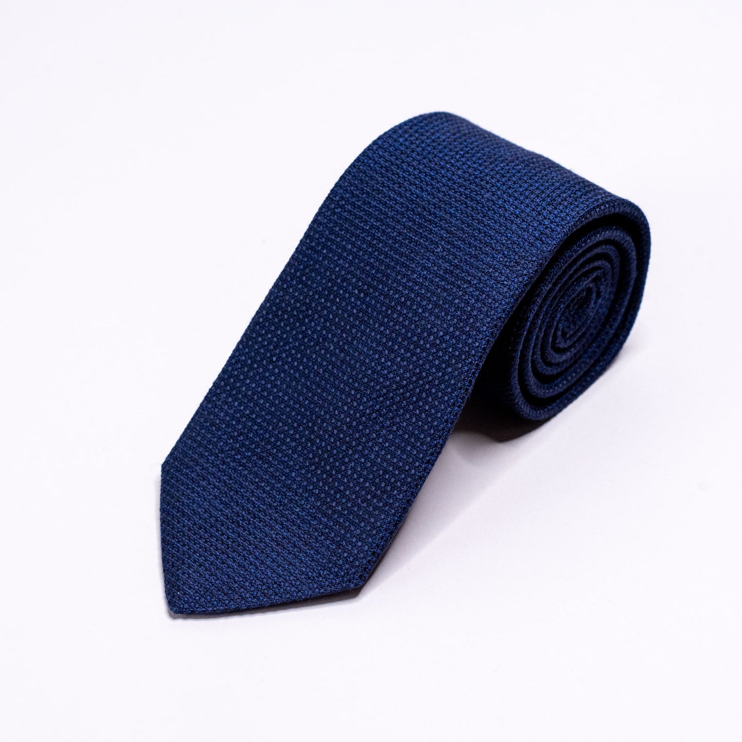 Slips, navy med svak struktur S24027