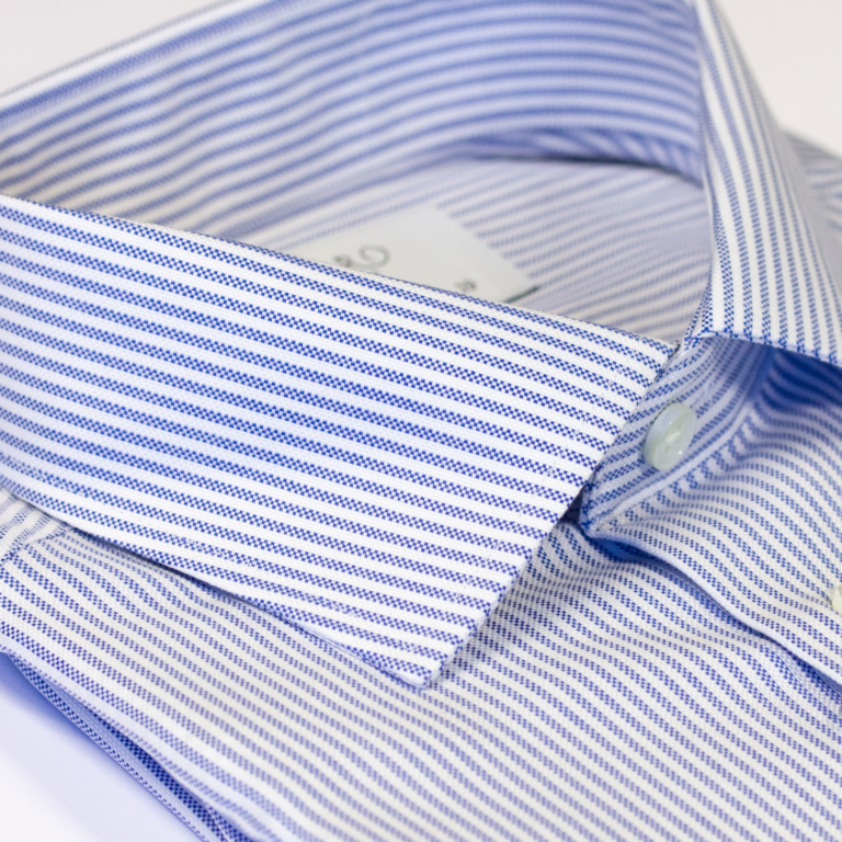 Hvit skjorte med blå striper i oxford stoff. 2-ply bomull