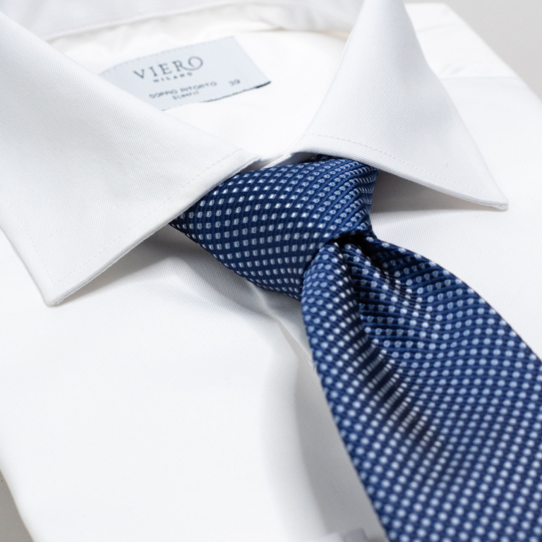 Hvit ensfarget skjorte som passer perfekt til jobb, bryllup eller andre fine anledninger.