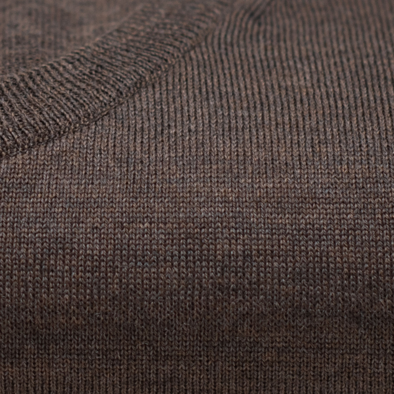 Mørk brun melert genser i merinoull. Menswear Tjuvholmen