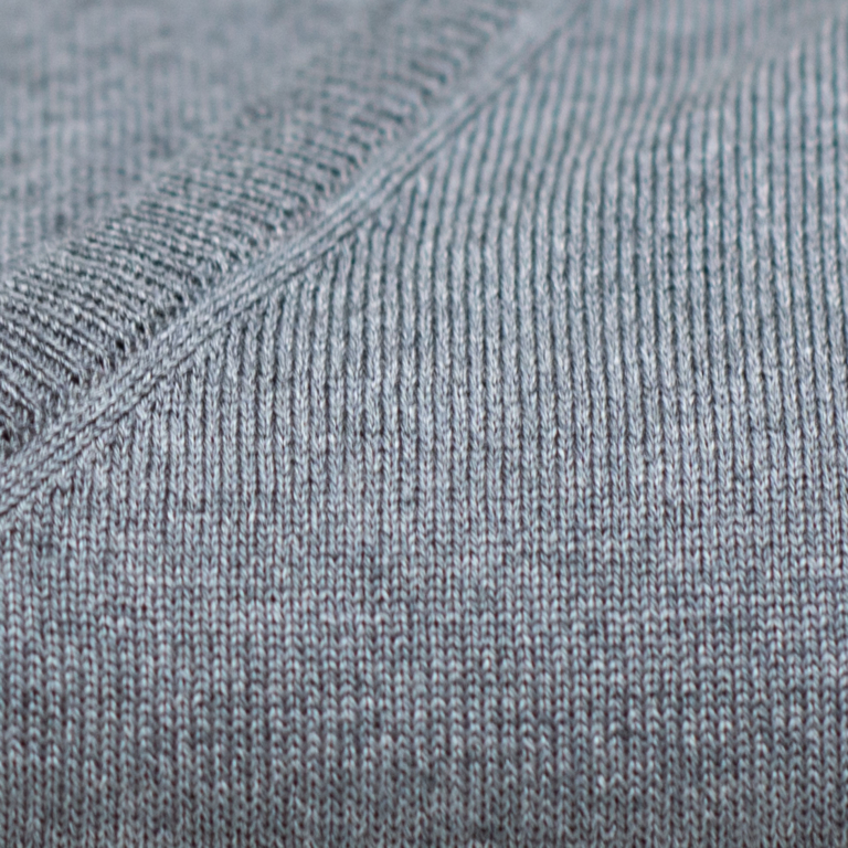 Mellomgrå melert genser i merinoull. Menswear Oslo
