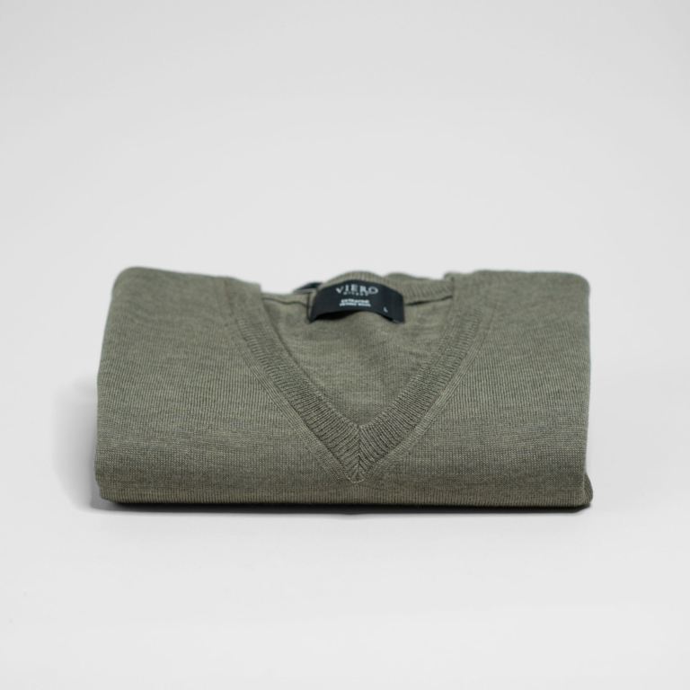 Mellomgrønn genser i merinoull. Passer perfekt over en skjorte. Menswear Oslo.