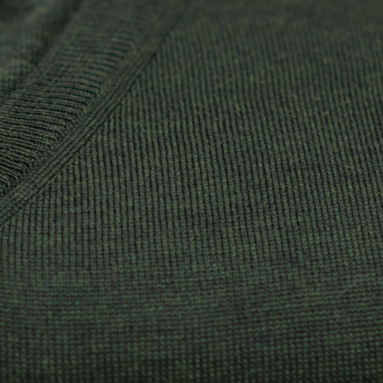 Mørk grønn genser med v-hals i merinoull. Menswear Oslo