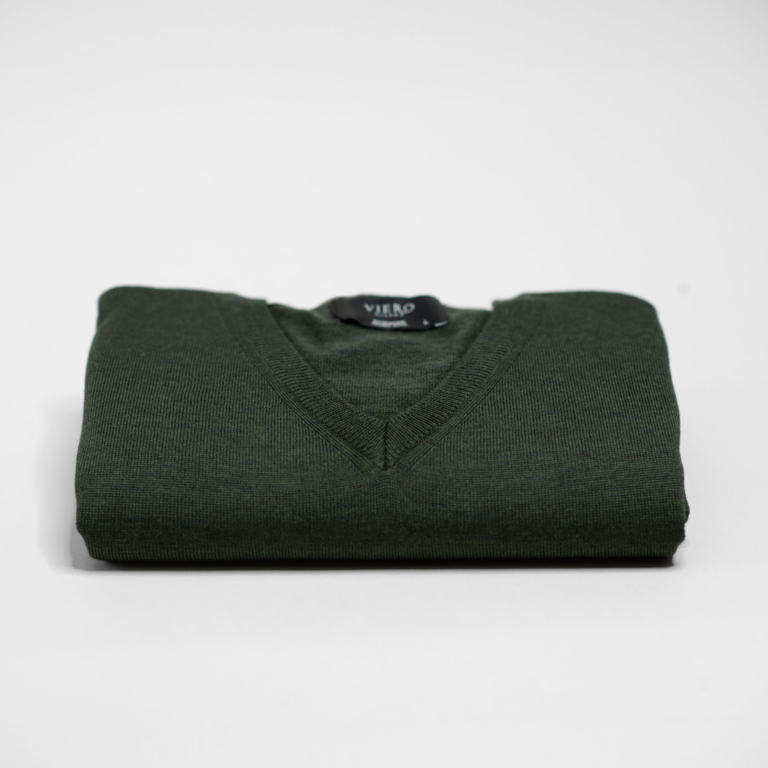 Mørk grønn genser med v-hals i merinoull. Menswear Oslo