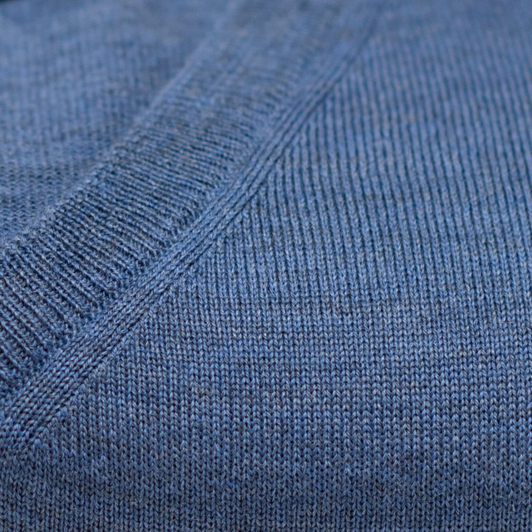 Mellomblå melert genser i merinoull. Menswear Oslo