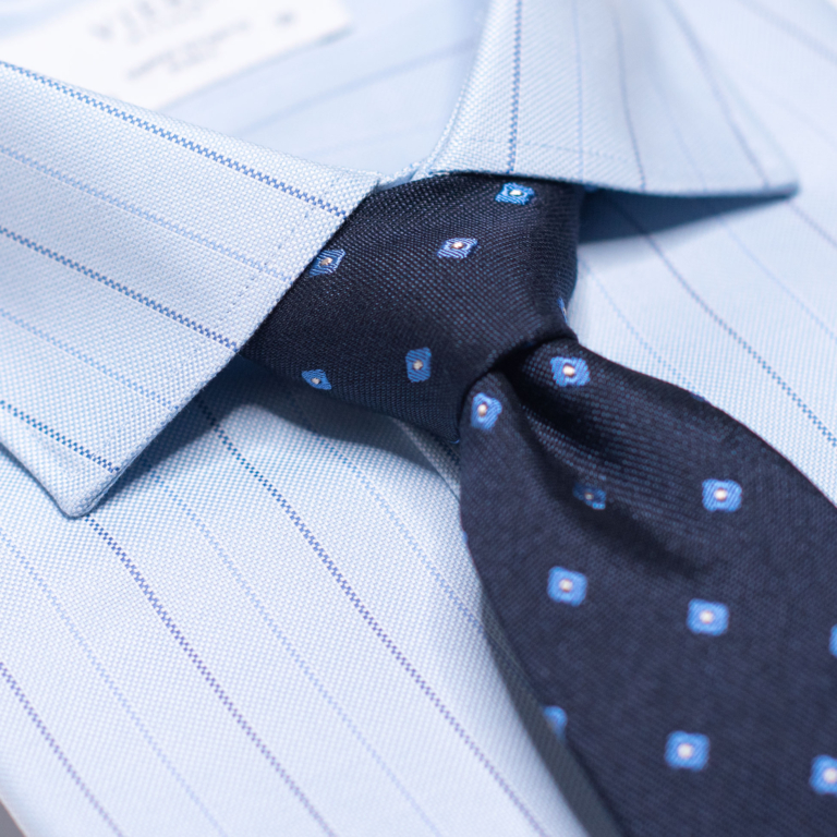 Lyseblå skjorte med striper. Skjorten passer fint til jobb, og et mørkeblått slips er en fin kombinasjon.