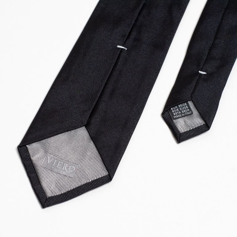 Svart slips til begravelse