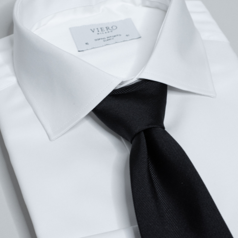 Hvit skjorte med svart slips er en perfekt kombinasjon til begravelse.