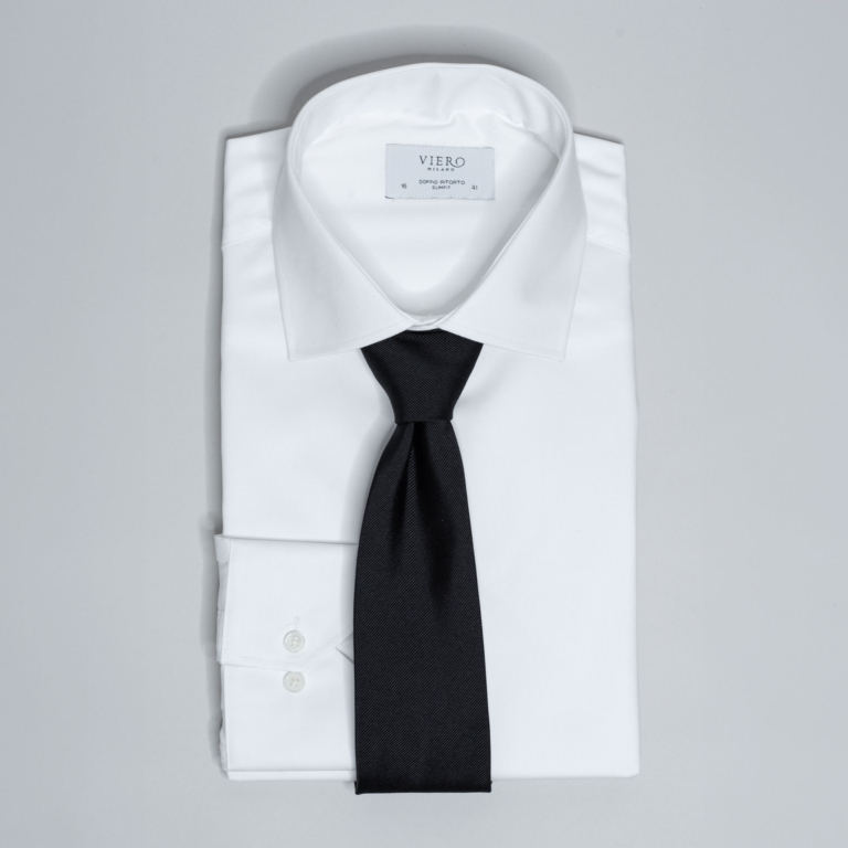 Klassisk svart-hvitt med hvit skjorte og svart slips.
