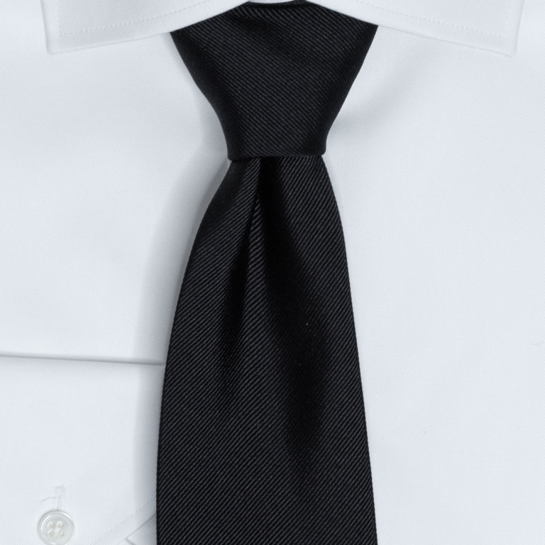 Svart ensfarget slips med twill struktur.