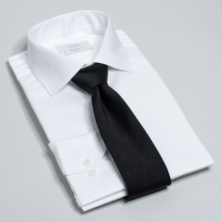 Klassisk svart-hvitt med hvit skjorte og svart slips.