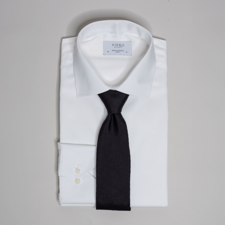 Svart ensfarget slips med hvit skjorte