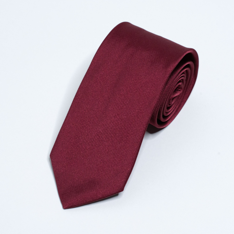 Rødt ensfarget slips.
