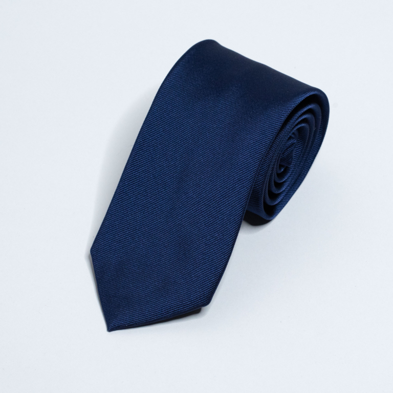 Mørkeblått ensfarget slips i silke. Menswear Oslo.