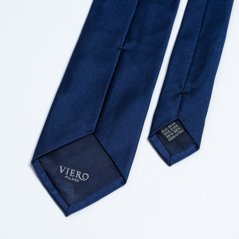 Mørkeblått ensfarget slips i silke. Menswear Oslo.