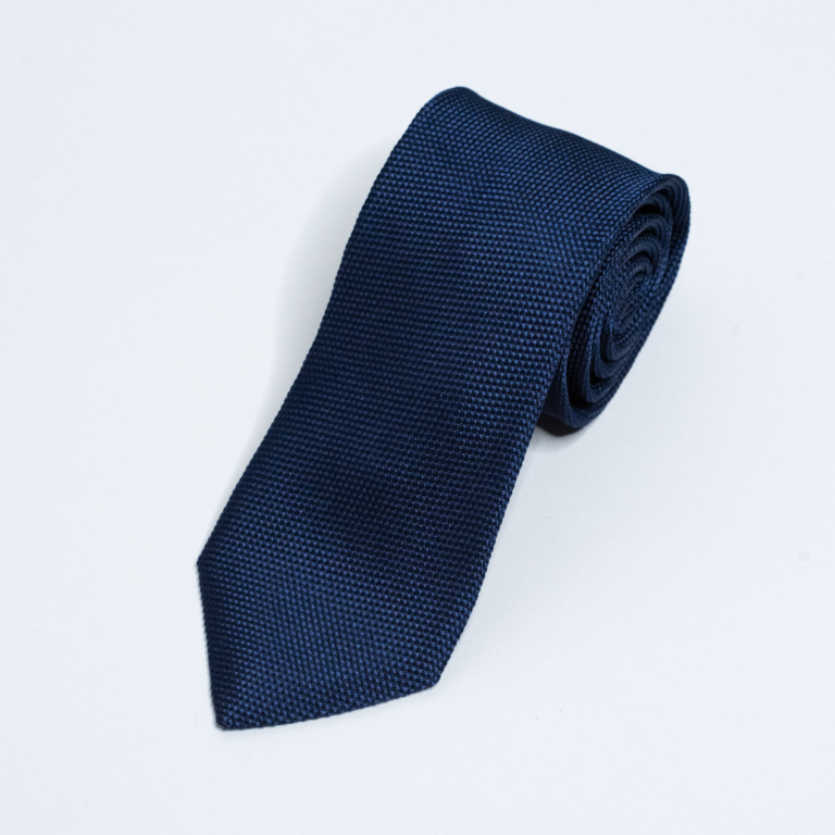 Mørkeblått ensfarget slips i 100% silke fra Como, Italia. Håndlaget.