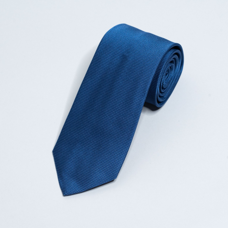 Blått slips med micromønster.