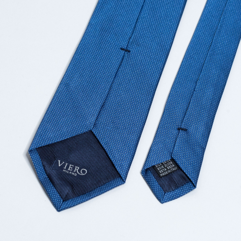 Blått slips med micromønster.