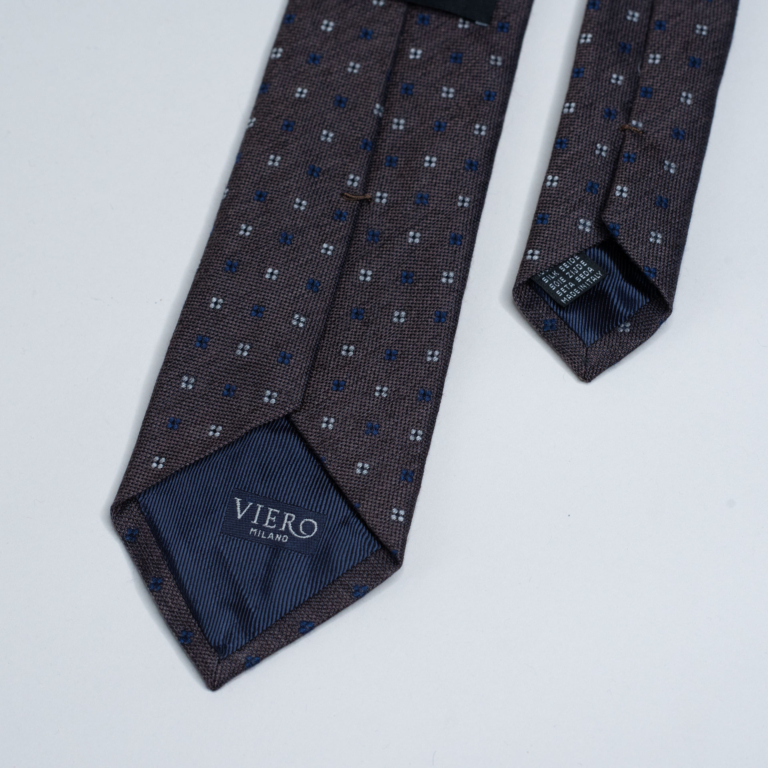 Brunt slips med blå og hvite prikker. Menswear Oslo