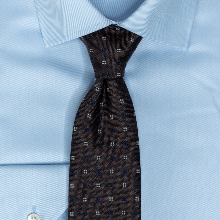 Brunt slips med blå og hvite prikker. Menswear Oslo