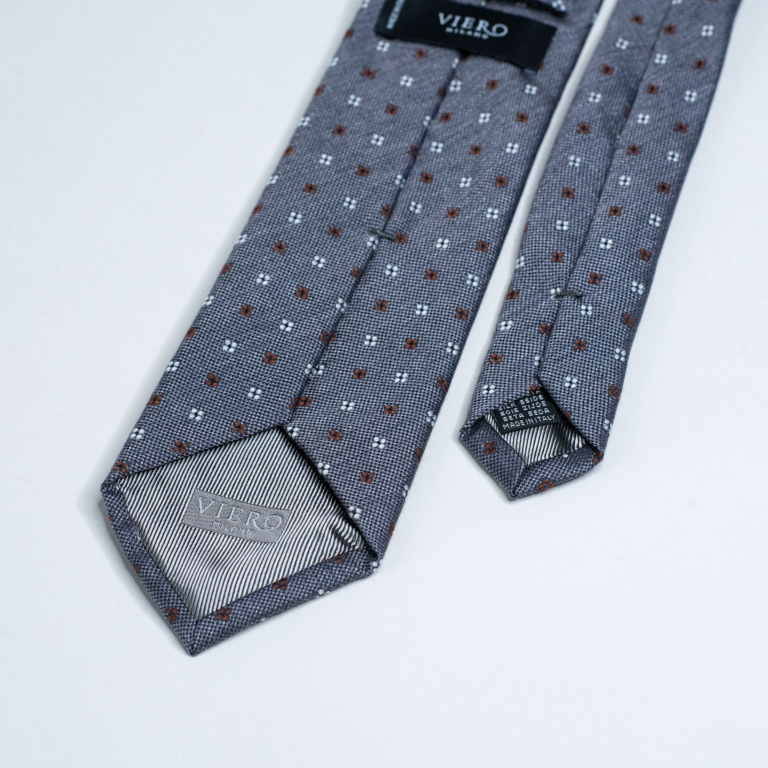 Eksklusivt og elegant grått slips som passer perfekt med en koksgrå dress eller mørk blazer.