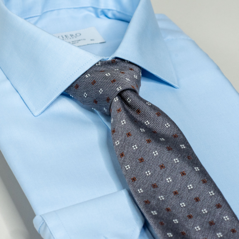 Eksklusivt og elegant grått slips som passer perfekt med en koksgrå dress eller mørk blazer.