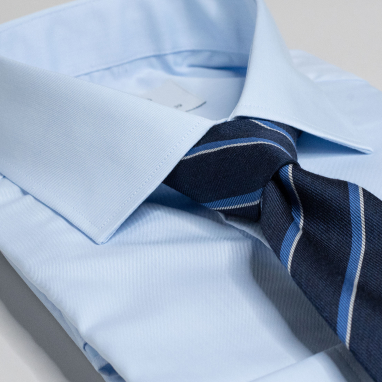 Lyseblå ensfarget skjorte med glatt stoff som passer perfekt til kontoret. Menswear Oslo