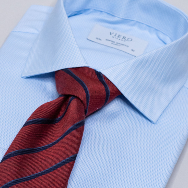 Lyseblå skjorte med rødt slips. Menswear Oslo.