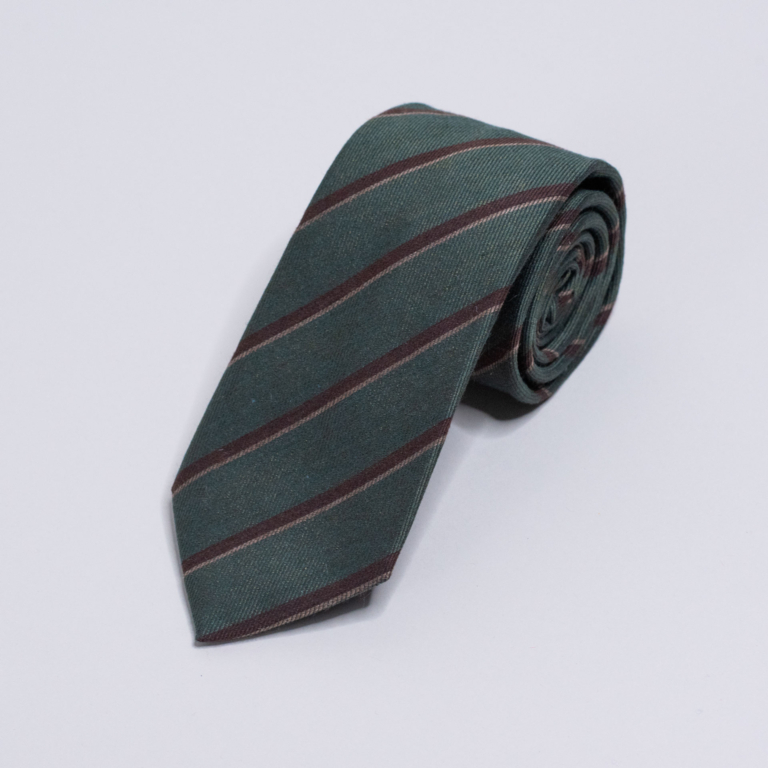 Mørkegrønt slips med striper. Menswear Oslo.