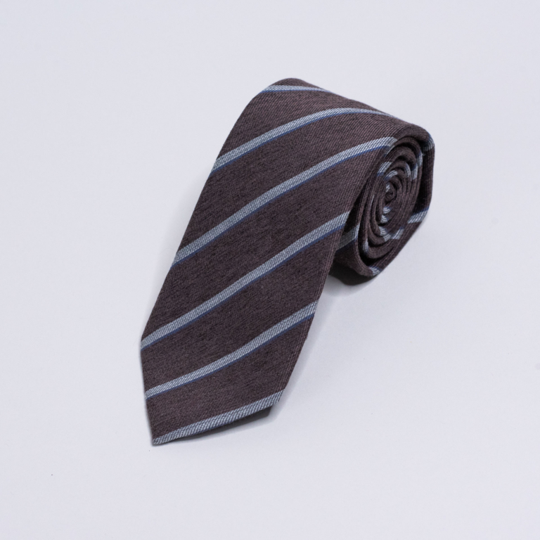 Mørkebrunt slips med striper. Menswear Oslo.