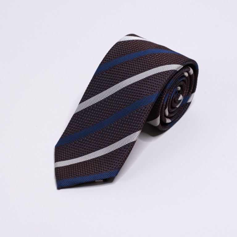Mørkebrunt slips med navy og hvite striper. Menswear Oslo