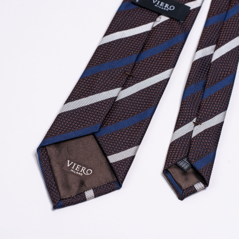 Mørkebrunt slips med navy og hvite striper. Menswear Oslo