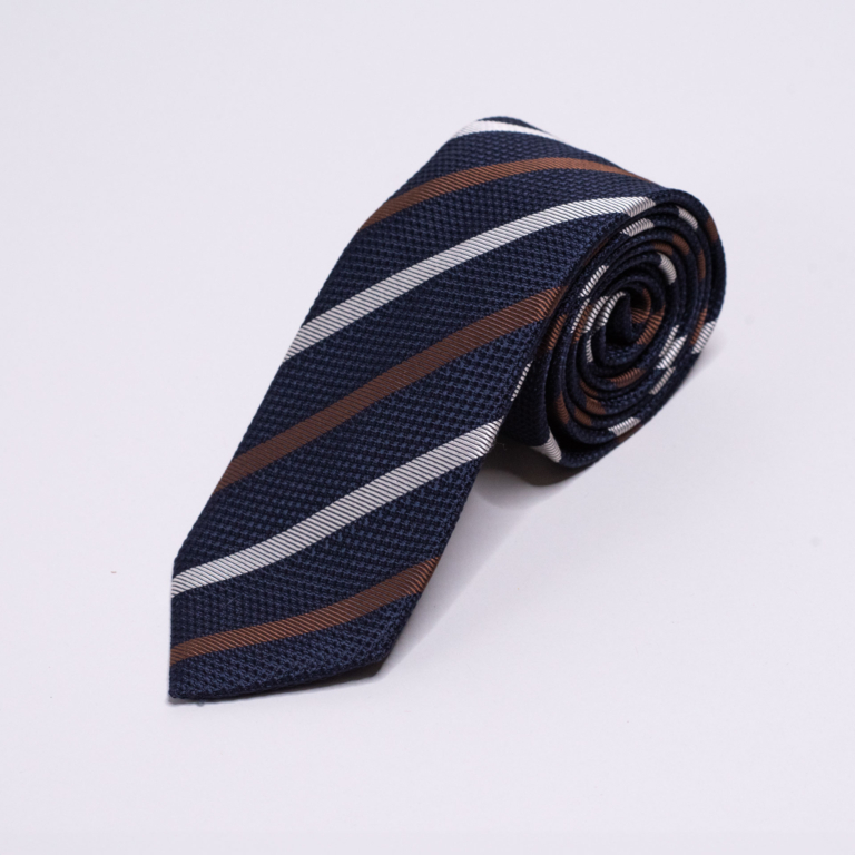 Navy slips med mørkebrune og hvite striper. Menswear Oslo. Norges beste utvalg slips fra italia.