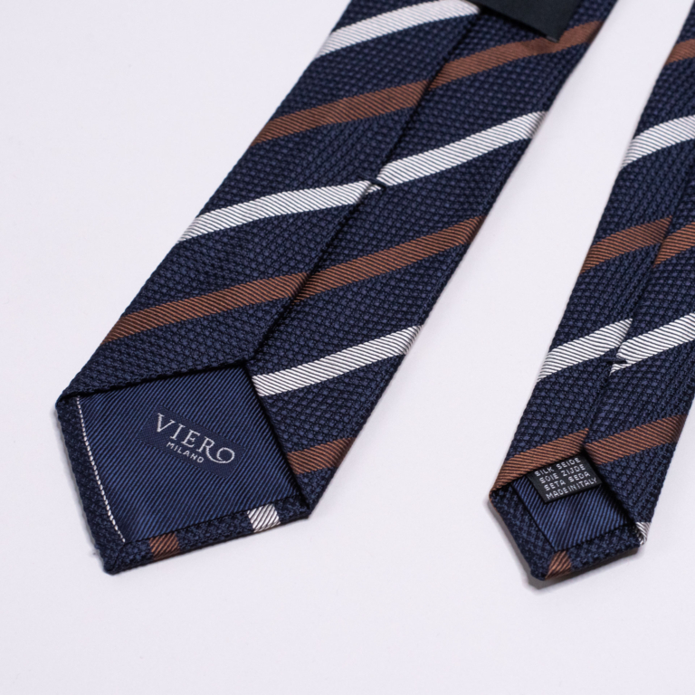 Navy slips med mørkebrune og hvite striper. Menswear Oslo. Norges beste utvalg slips fra italia.