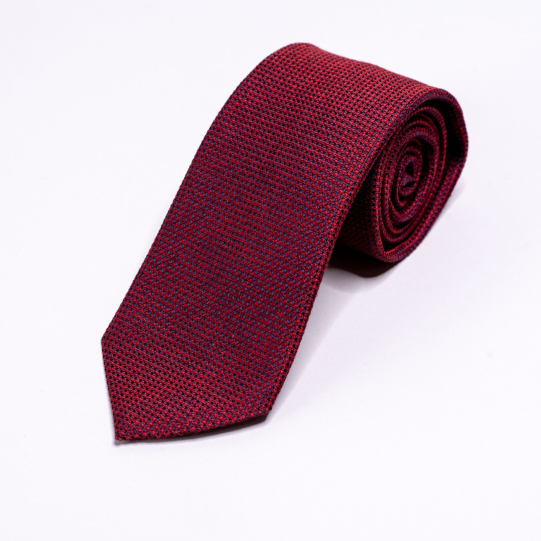 Mørkerødt slips fra Viero Milano. Tilgjengelig hos Menswear Oslo, norges største utvalg italienske silkeslips.