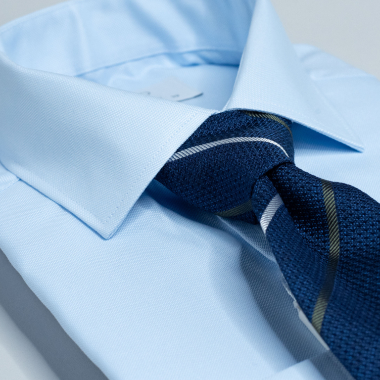 Lyseblå ensfarget skjorte, oxford struktur. Passer perfekt til kontoret med en mørkeblå eller koksgrå dress.
