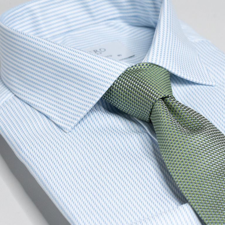 Skjorte med lyseblå striper. Menswear Oslo